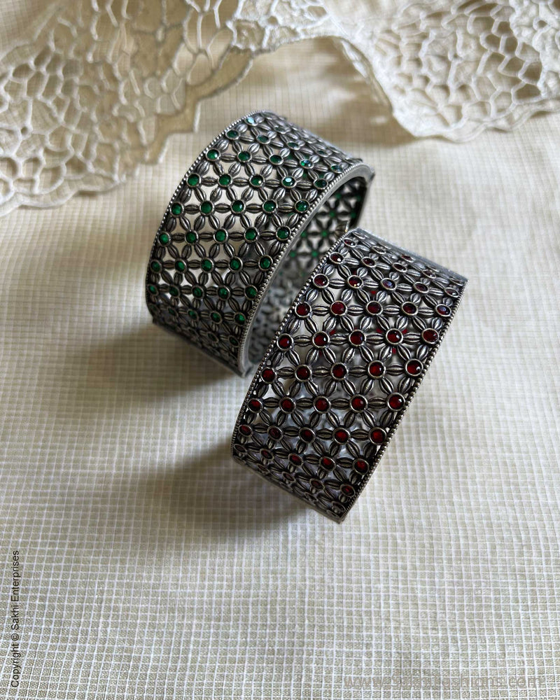 AJ-W03265 Statement Bangle Green