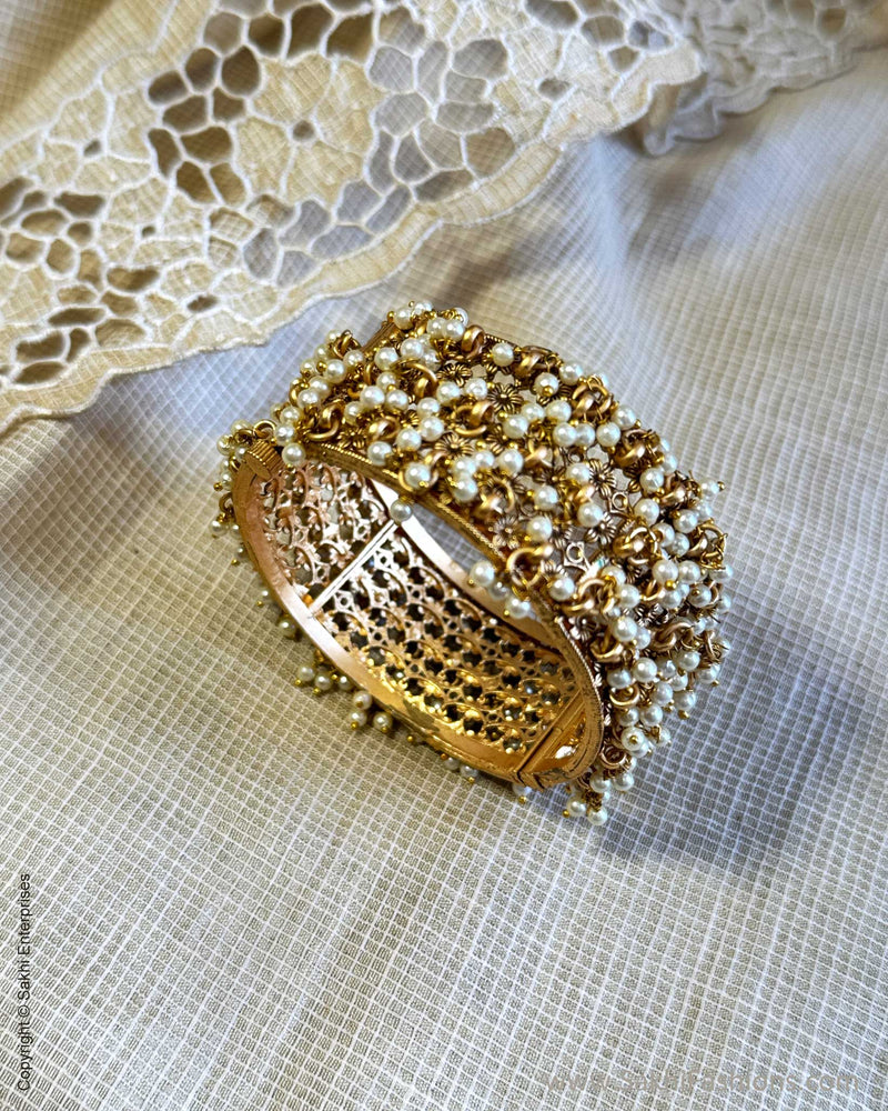 AJ-V00402 Pearls Bangle Set