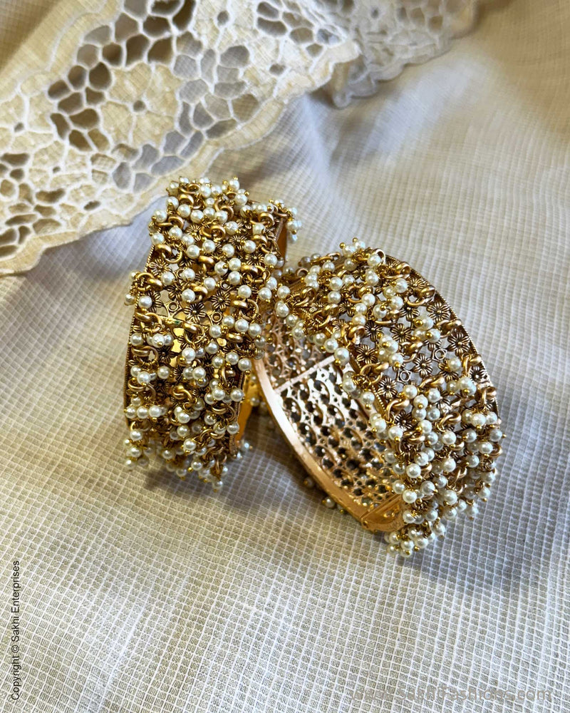 AJ-V00402 Pearls Bangle Set