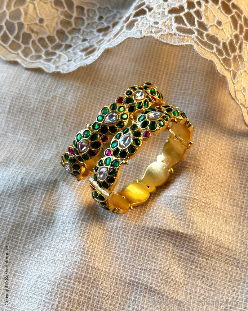 AJ-V00401 Statement Bangles set