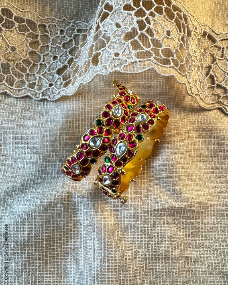 AJ-V00399 Statement Bangles set