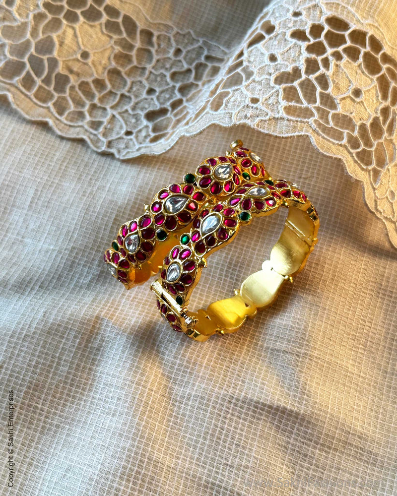 AJ-V00399 Statement Bangles set