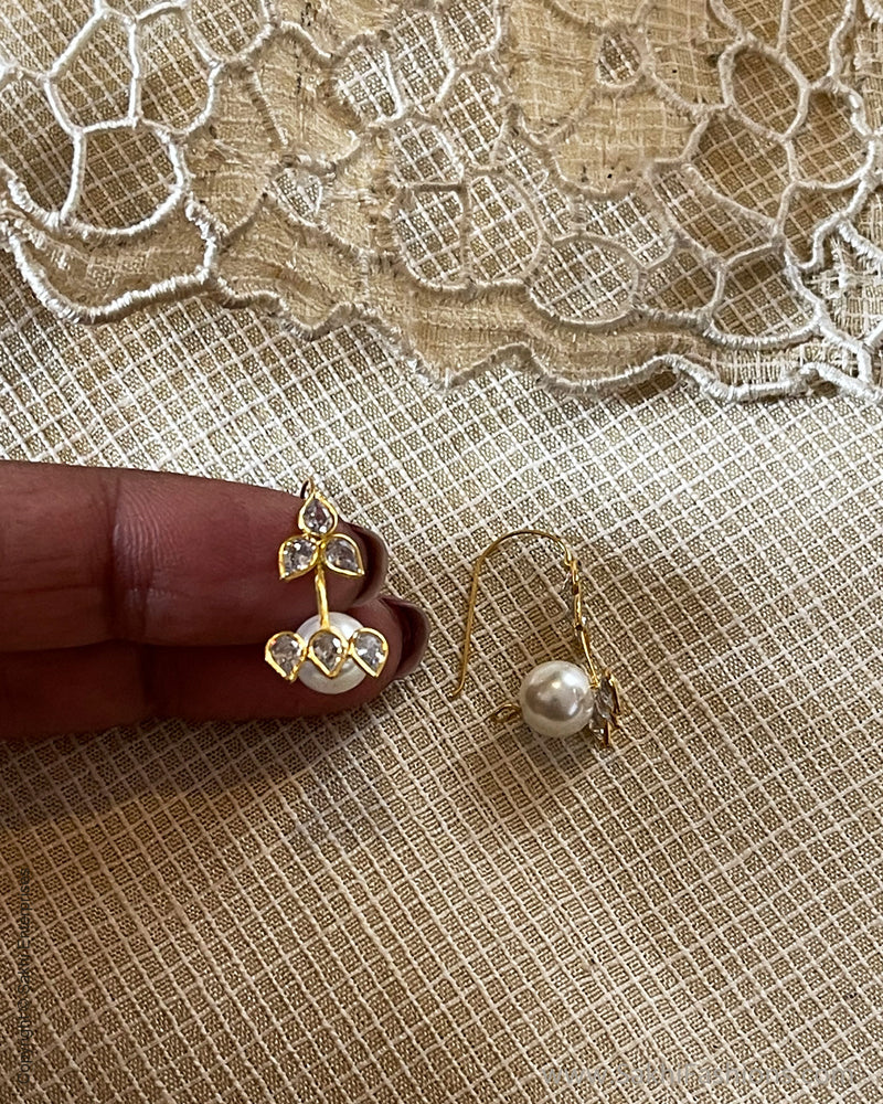 AG-V04298 Pearl Gold Earring