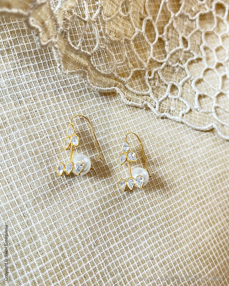 AG-V04298 Pearl Gold Earring
