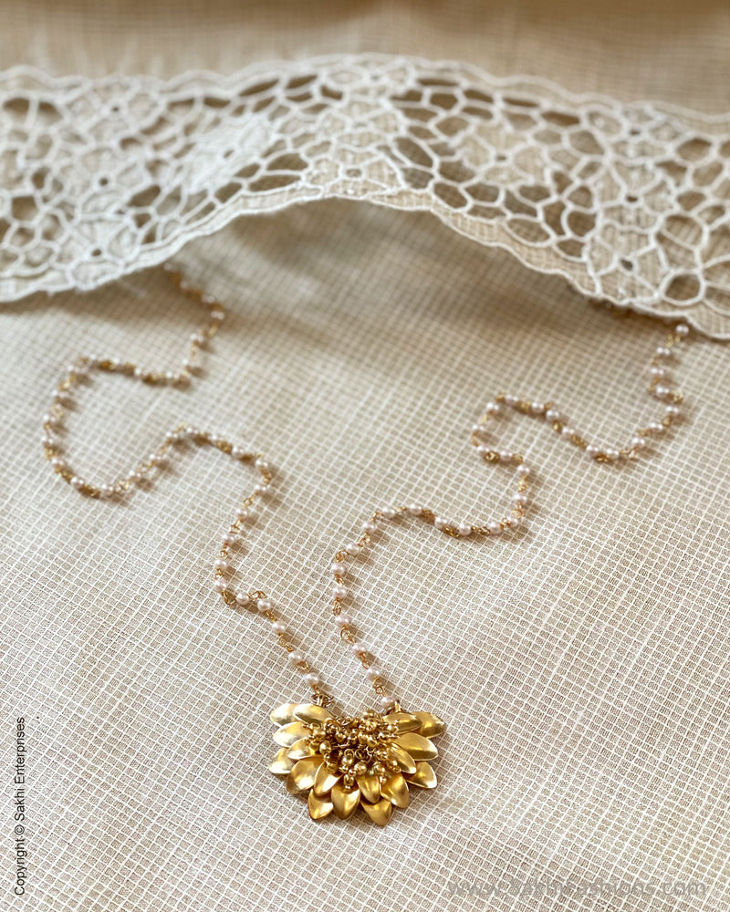 AJ-V04562 Floral pearl necklace