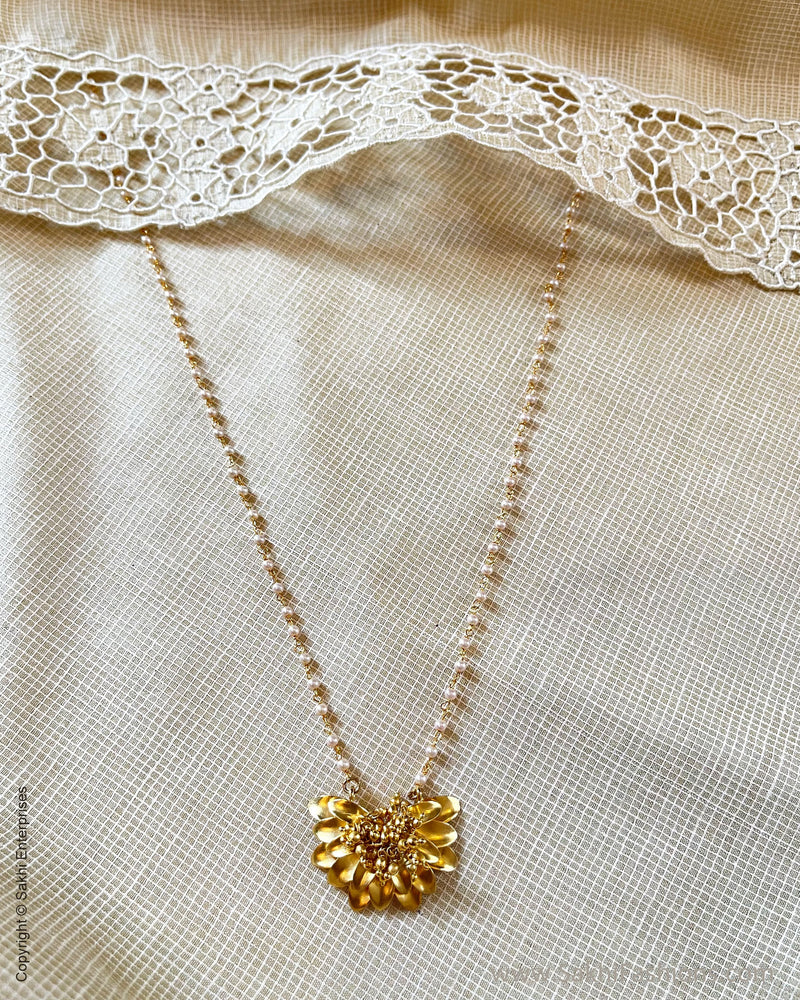 AJ-V04562 Floral pearl necklace
