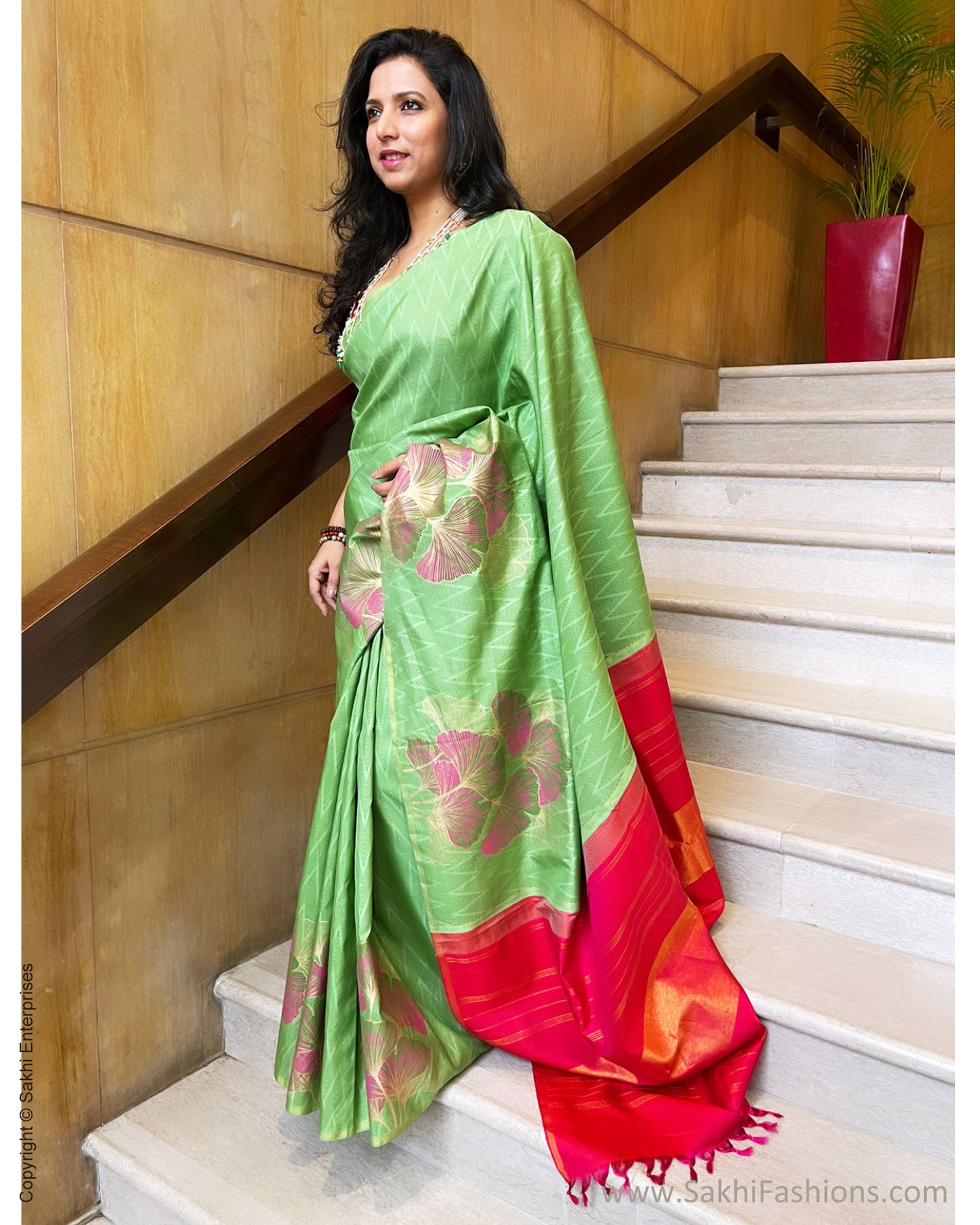 sari EE-S48684_210916_M-7_1600x.jpg