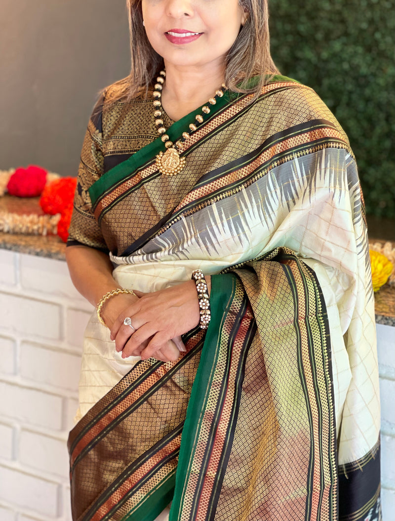 EE-V01061 Cream Ikath sari