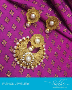 AJDP-7276 - Gold & Cream Mix Metal Earring