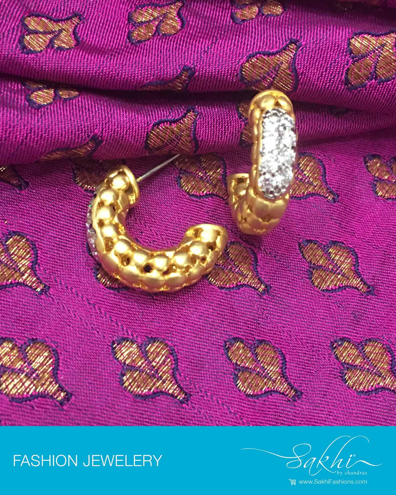 AJDP-7309 - Gold & White Mix Metal Earring