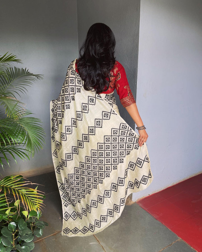 EE-V02028 Kutch Tussar Sari
